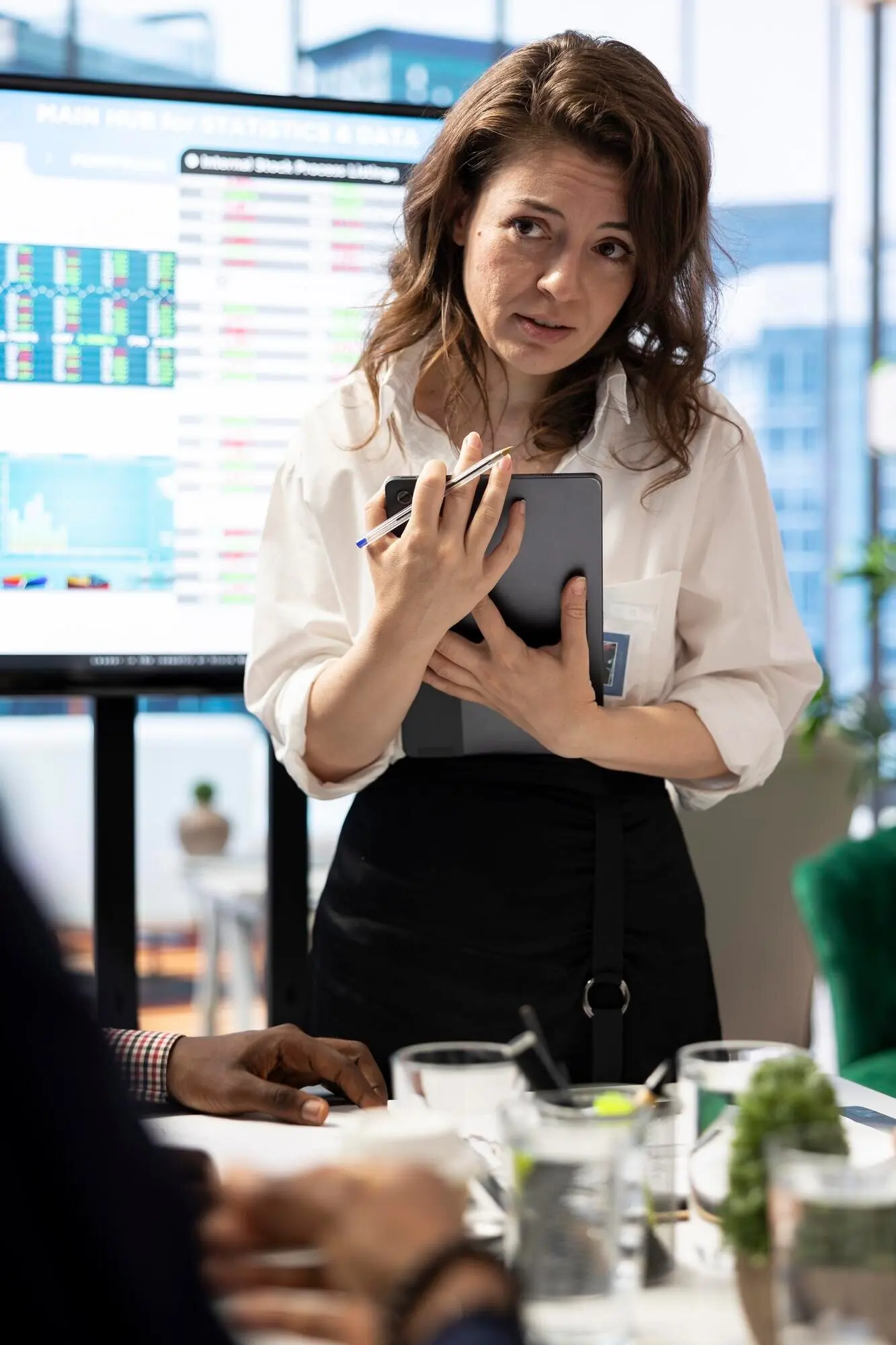 Ein Geschäftsteam befasst sich mit Infografiken und Analysen, um Probleme zu lösen.