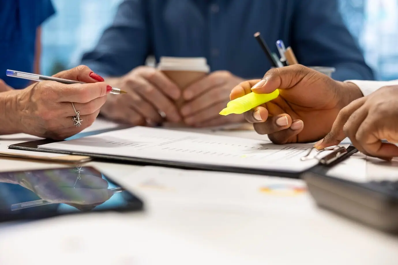 Finanzberater-Experte hebt die Bedingungen eines Vertrags über einen Rentenplan hervor.