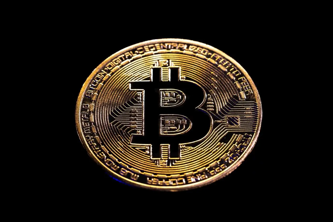 Bitcoin-Münze in Nahaufnahme vor schwarzem Hintergrund; Hintergrund mit Kryptowährung.