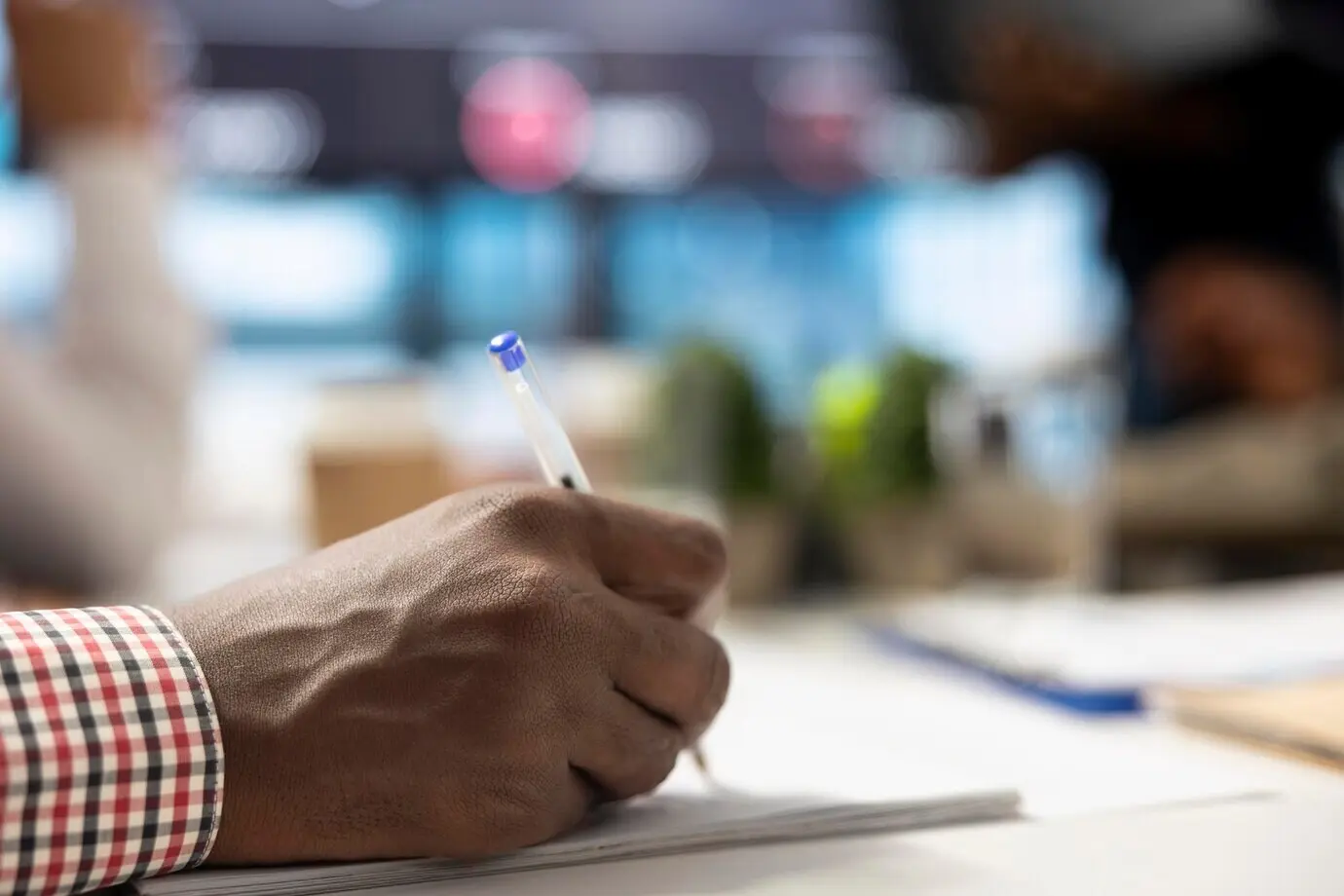 Eine vielfältige Gruppe von Fachleuten aus der Wirtschaft trifft sich, um Strategien für digitales Marketing zu entwickeln.